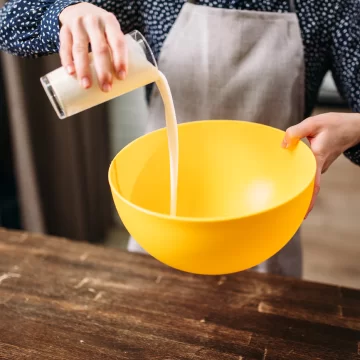 A mixing bowl standing in woman's hand